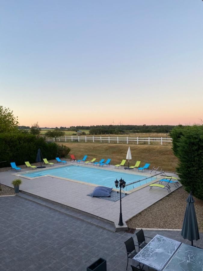 Kourline Villalunoterie Futuroscope Piscine Spa Oyre Exterior foto
